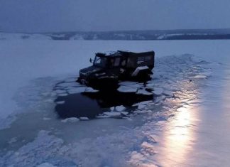Двух рыбаков спасли в Татарстане после провала вездехода под лёд на Каме