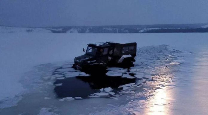Двух рыбаков спасли в Татарстане после провала вездехода под лёд на Каме