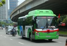 Камни пробили туристический автобус, погибла россиянка