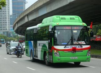 Камни пробили туристический автобус, погибла россиянка