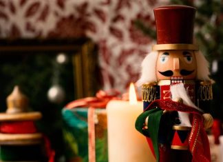 Мать с дочкой умерли после рождественского ужина, отец семьи в реанимации