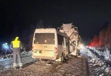 Микроавтобус с работниками предприятия врезался в бетономешалку под Иркутском