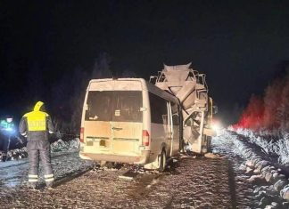 Микроавтобус с работниками предприятия врезался в бетономешалку под Иркутском