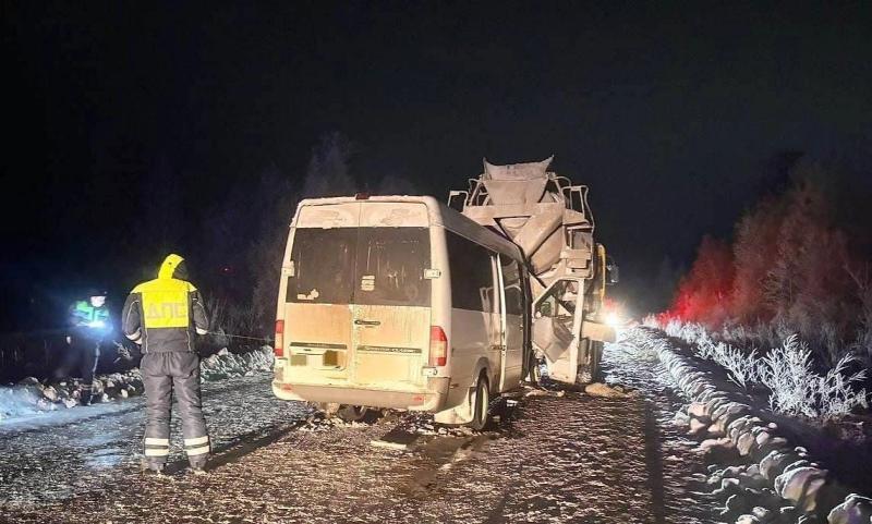 Микроавтобус с работниками предприятия врезался в бетономешалку под Иркутском