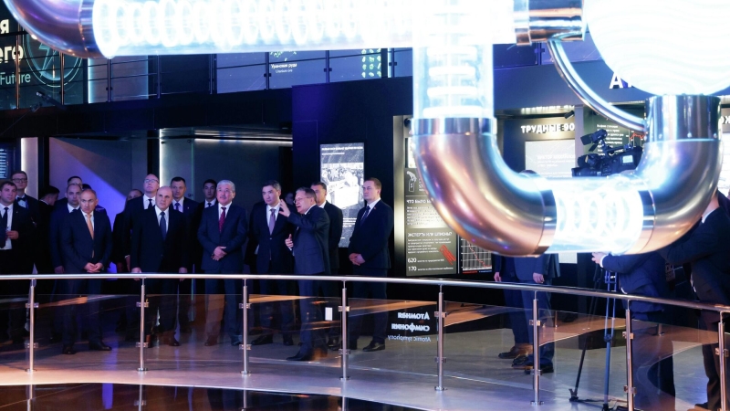 Мишустин посетил музей "Атом" в Москве