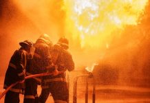 Мощный пожар вспыхнул на Правобережном рынке в Петербурге