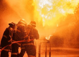 Мощный пожар вспыхнул на Правобережном рынке в Петербурге