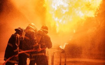 Мощный пожар вспыхнул на Правобережном рынке в Петербурге