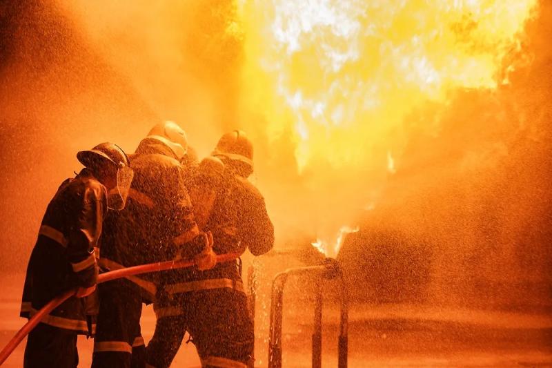 Мощный пожар вспыхнул на Правобережном рынке в Петербурге