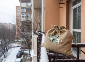 Москвичка нашла на балконе сумку с деньгами и фамильными драгоценностями на 100 млн