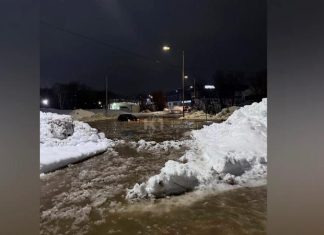 На Камчатке циклон превратил улицы в реки и утопил десятки машин