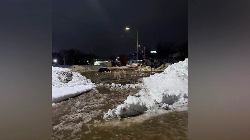 На Камчатке циклон превратил улицы в реки и утопил десятки машин
