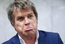 На певца Алексея Глызина напала пьяная дебоширка в самолёте