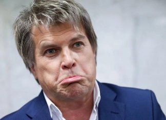 На певца Алексея Глызина напала пьяная дебоширка в самолёте