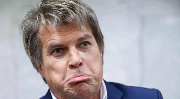 На певца Алексея Глызина напала пьяная дебоширка в самолёте