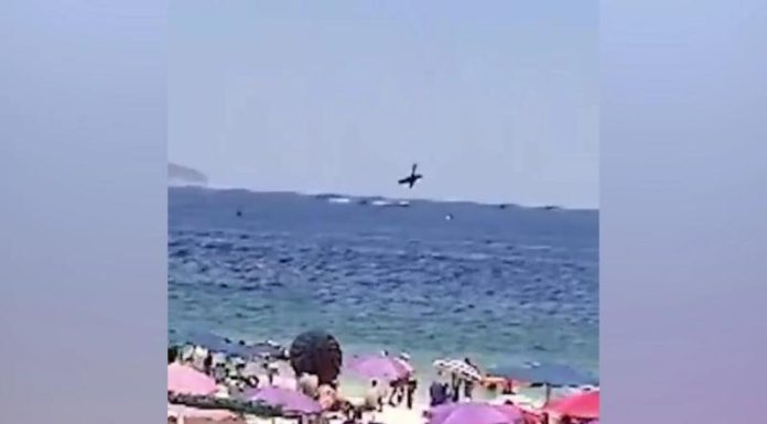 На пляже Рио-де-Жанейро самолёт рухнул в воду, пилот погиб