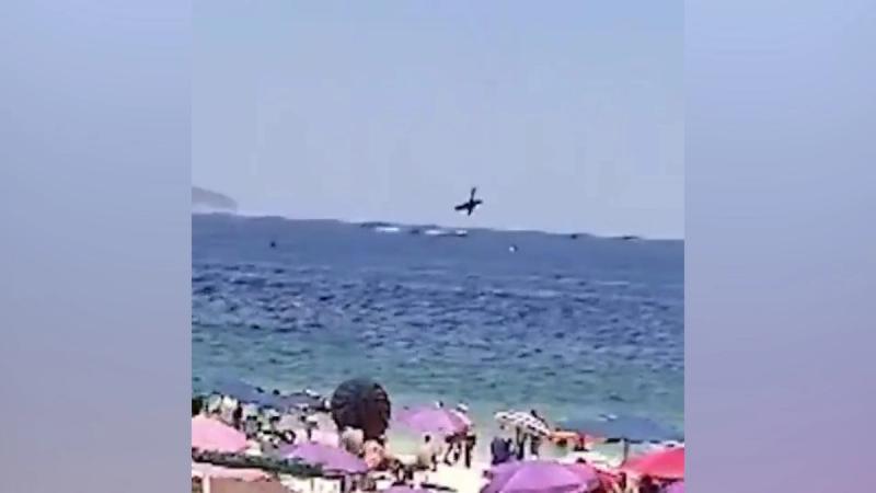 На пляже Рио-де-Жанейро самолёт рухнул в воду, пилот погиб