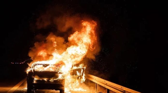 На трассе в Ростовской области из-за горящего авто образовалась пробка на 22 километра