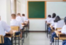 Напавший на учительницу в Петербурге девятиклассник пришёл в школу слишком рано