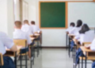 Напавший на учительницу в Петербурге девятиклассник пришёл в школу слишком рано