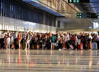 Несуществующий рейс со 150 россиянами застрял в аэропорту Стамбула