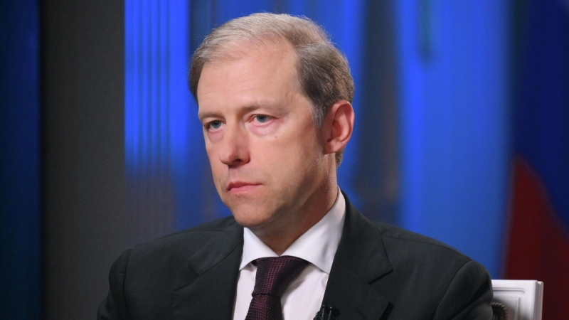 Путин кратко побеседовал с Мантуровым