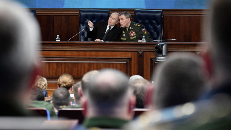 Путин пообщался с главой Генштаба Герасимовым