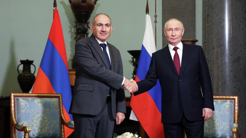 Путин провел встречу с Пашиняном