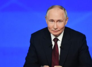 Путин стал человеком года по версии россиян, показал опрос