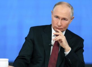 Путину направляют вопросы, поступающие на прямую линию, сообщил Песков