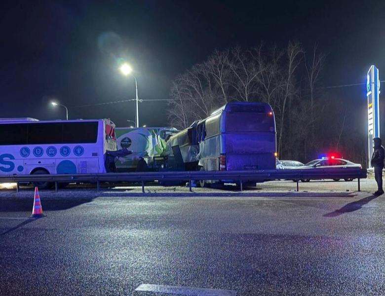 Шесть человек пострадали в цепной аварии с автобусом на трассе М-4 &laquo;Дон&raquo;