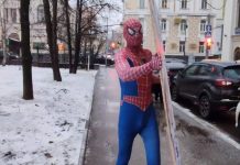 Суд отправил за решётку Человека-паука за перформанс в день заседания ВС по делу Долиной