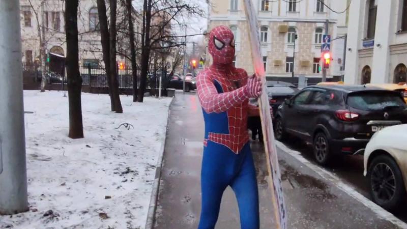 Суд отправил за решётку Человека-паука за перформанс в день заседания ВС по делу Долиной