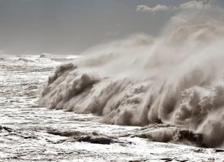Трёхметровое цунами мчится к берегам Японии после мощного землетрясения