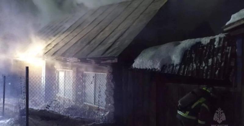 В Башкирии семилетний мальчик вынес полуторагодовалого брата из горящего дома