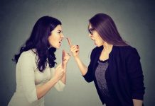 В Хабаровске девушка откусила сопернице палец во время драки в кафе