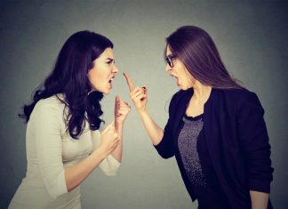 В Хабаровске девушка откусила сопернице палец во время драки в кафе