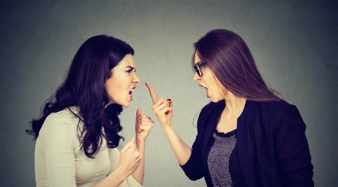 В Хабаровске девушка откусила сопернице палец во время драки в кафе