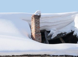 В Краснодарском крае крыши двух домов обрушились под тяжестью снега и убили девушку