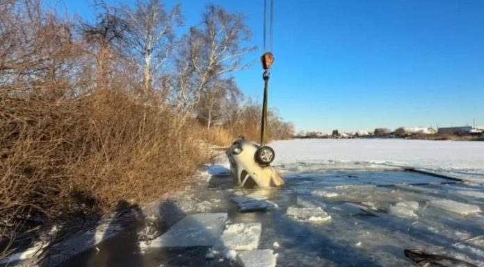 В Курганской области автомобиль провалился под лёд озера, водитель погиб