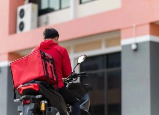 В Люберцах полиция проверяет видео с курьерами, перевозившими детей в сумках