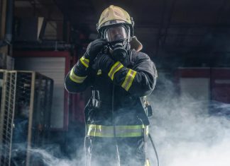 В Москве из-за возгорания электрокабеля из жилого дома эвакуировали 40 человек