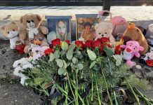 В Саратове появился мемориал на месте обнаружения тел молодой пары