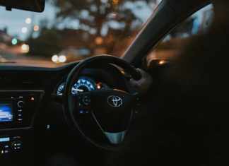 Жену депутата из Крыма обвинили в езде на BMW с откидными номерами