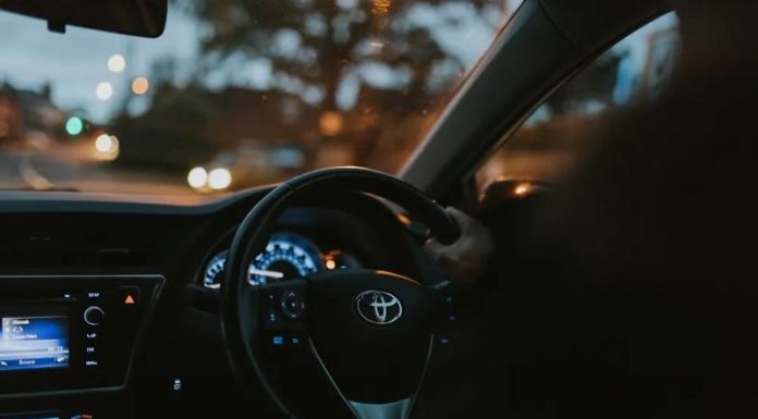 Жену депутата из Крыма обвинили в езде на BMW с откидными номерами