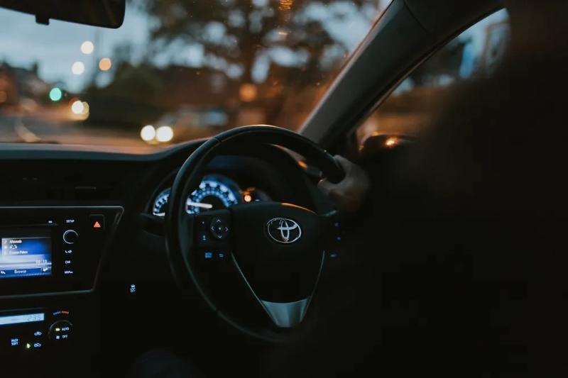 Жену депутата из Крыма обвинили в езде на BMW с откидными номерами