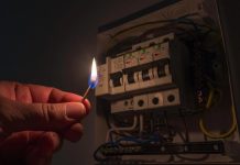 Жители Днепра напали на энергетиков, приехавших отключать свет в их домах