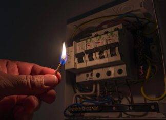 Жители Днепра напали на энергетиков, приехавших отключать свет в их домах