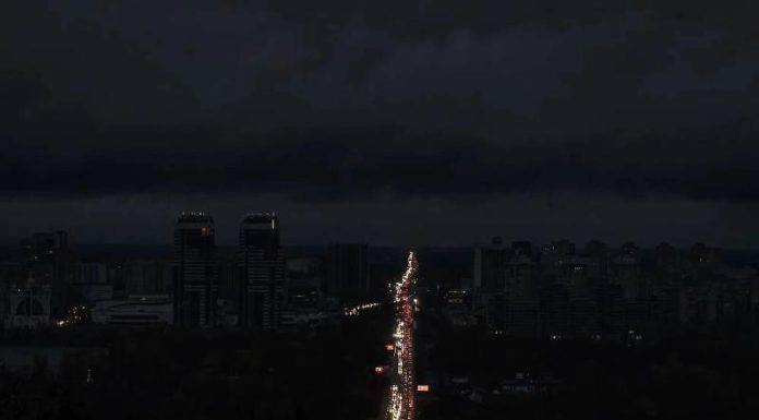 Жители Одессы перекрыли улицу в городе из-за отключения света