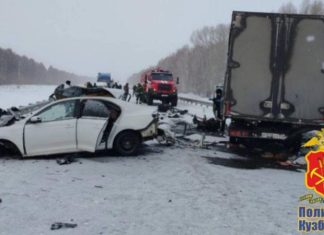 Жуткое лобовое ДТП в Кузбассе унесло жизни трёх подростков, ещё один в больнице